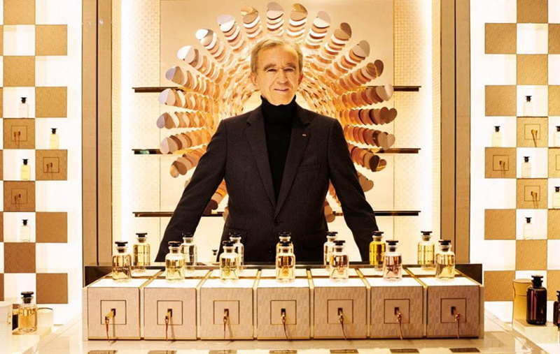 Dünyanın ən zəngin adamı 200 milyard dollarlıq sərvəti üstələdi