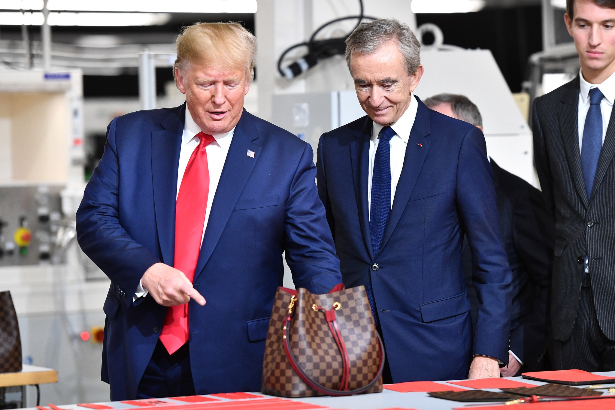 Dünyanın ən zəngin adamı 200 milyard dollarlıq sərvəti üstələdi